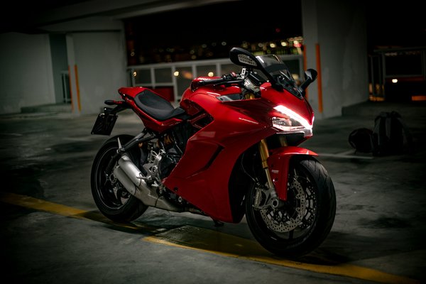 Quelles sont les étapes pour remplacer une bougie d'allumage de moto ?