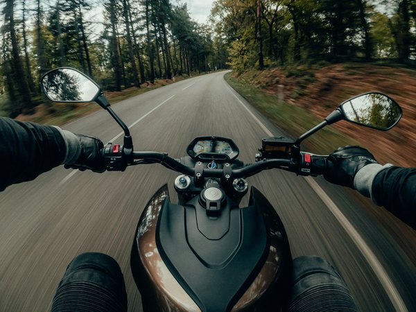 Comment préparer une KTM Duke 390 pour une compétition de street racing ?