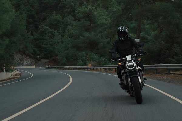 Quelles modifications apporter à une Yamaha R1 pour une meilleure performance en ligne droite ?